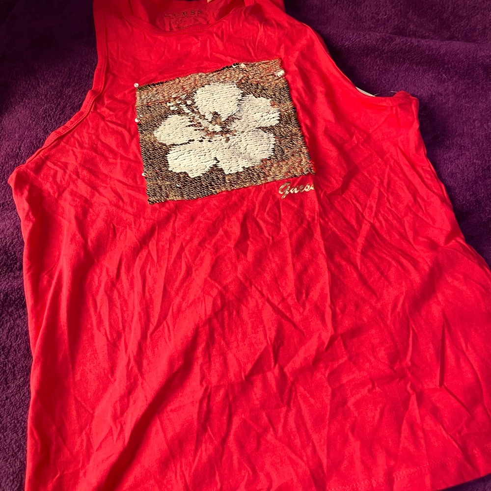 Small Guess Redish razor back tank with flower flipable embellishment.